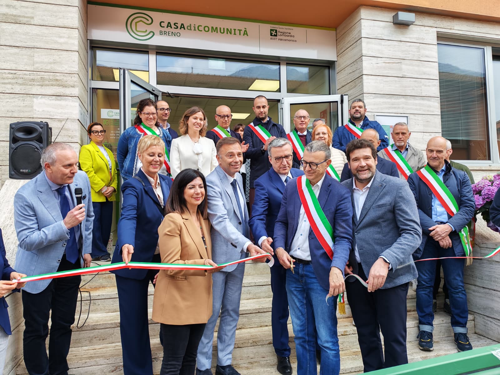 Le autorità tagliano il nastro della nuova Casa di Comunità di Breno